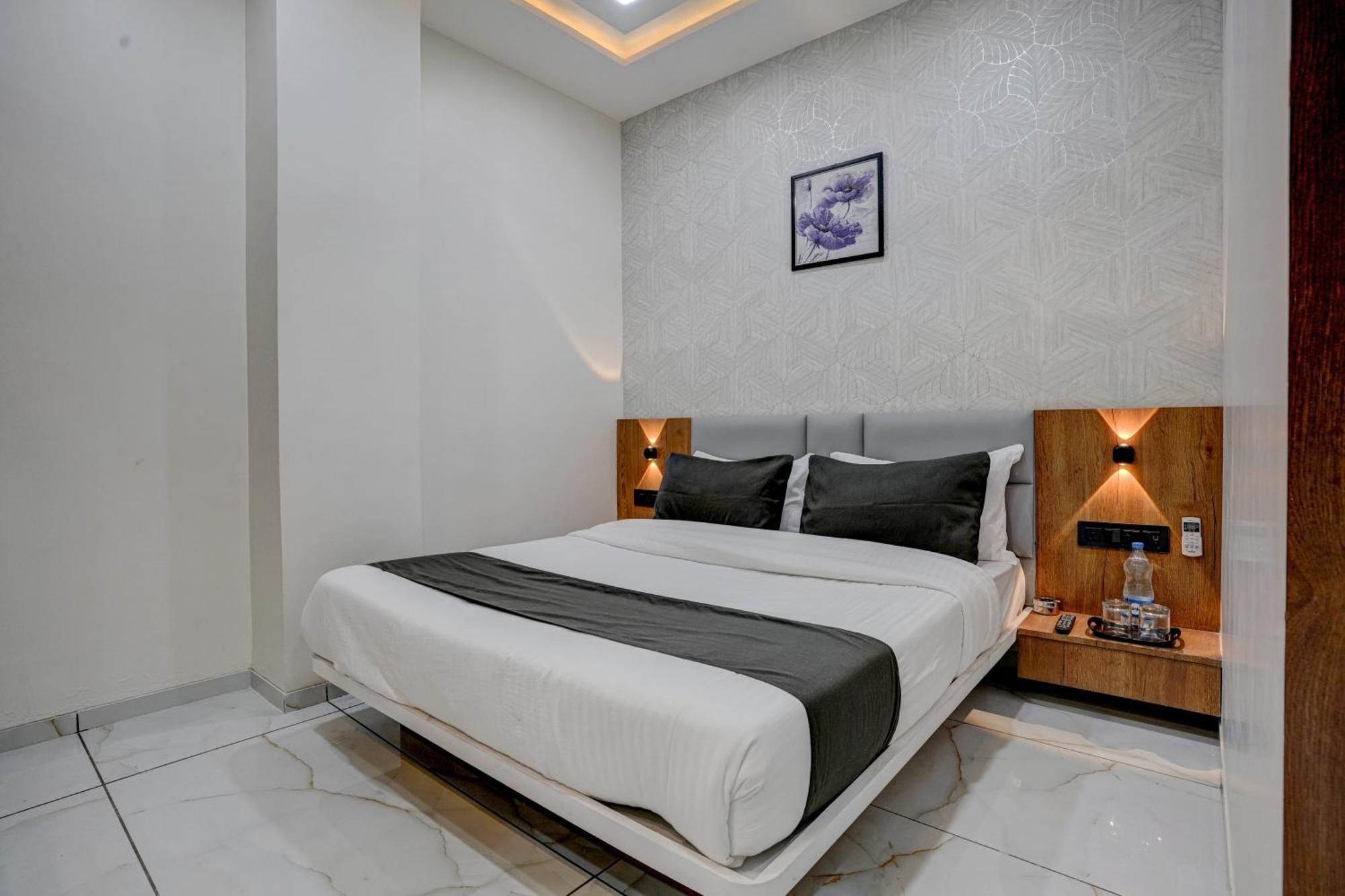 Hotel Paris Plaza Ahmedabad Exterior photo